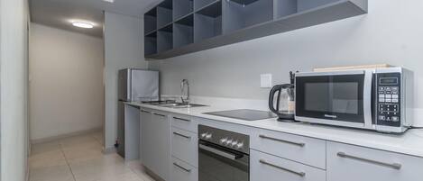 Kühlschrank, Mikrowelle, Ofen, Herdplatte