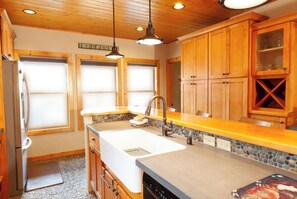 Fridge, microwave, oven, stovetop - High Expectations - In Town - New Property! - Fireplace - Adjustable Bed - Fence (Red River)