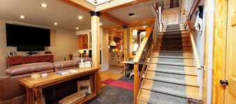 High Expectations - In Town - Hot Tub - Fireplace - Adjustable Bed - Fenced Yard