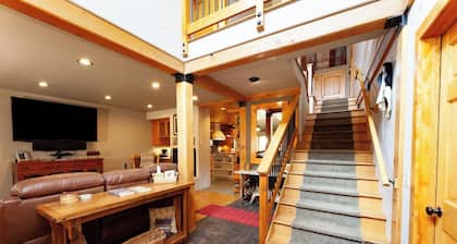 High Expectations - In Town - Hot Tub - Fireplace - Adjustable Bed - Fenced Yard