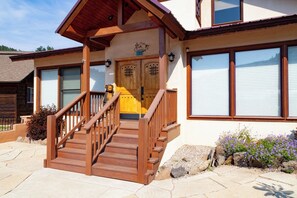 Exterior detail - High Expectations - In Town - New Property! - Fireplace - Adjustable Bed - Fence (Red River)