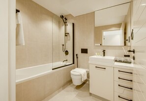 Dusche, Haartrockner, Bidet, Handtücher