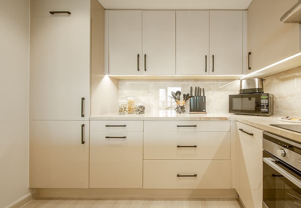Wasserkocher mit Kaffee-/Teezubehör, Kühlschrank, Mikrowelle, Ofen