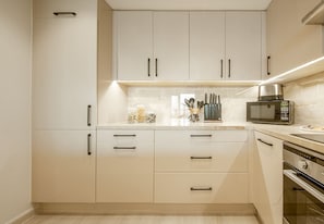 Cafetera y tetera, refrigerador, microondas y horno 