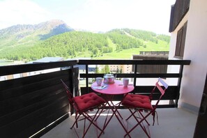 Outdoor dining - 220m from resort center, 6th floor, view ski slopes, balcony, parking, tv, 25m², Montgenèvre (Montgenèvre)