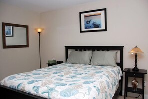 2 bedrooms, free WiFi, bed sheets - 1233 - Lighthouse View top floor, steps to beach (Westport)