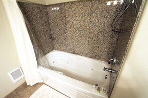 Jetted bath, hair dryer, towels - 1233 - Lighthouse View top floor, steps to beach (Westport)