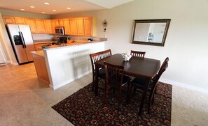 Dining - 1233 - Lighthouse View top floor, steps to beach (Westport)