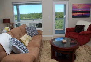 Smart TV, fireplace, DVD player - 1233 - Lighthouse View top floor, steps to beach (Westport)