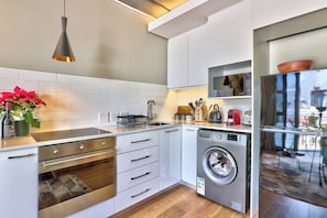 Kühlschrank, Mikrowelle, Ofen, Herdplatte