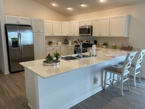 Geladeira, micro-ondas, fogão, cooktop