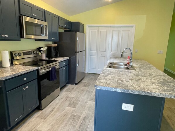 ثلاجة، ميكروويف، فرن، موقد طهي مسطح