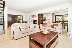 Smart TV, fireplace