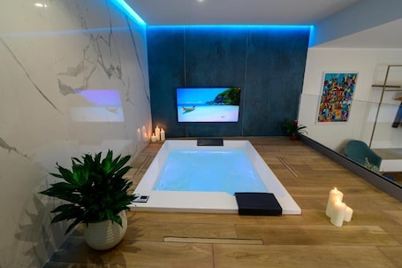 Room (Suite con Piscina Privata) | In-room safe, cribs/infant beds, free WiFi, bed sheets