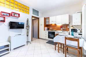 Fridge, microwave, oven, coffee/tea maker