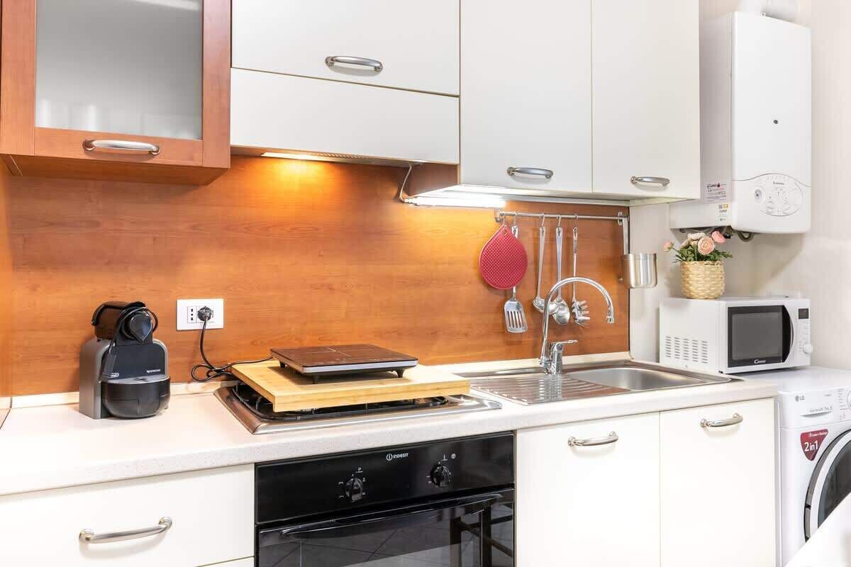 Kjøleskap, mikrobølgeovn, ovn og kaffetrakter/tekoker