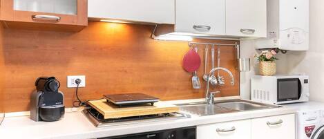 Kjøleskap, mikrobølgeovn, ovn og kaffetrakter/tekoker