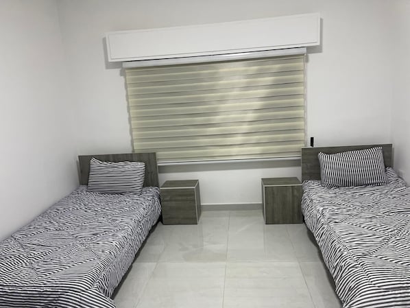 3 chambres, coffres-forts dans les chambres, fer et planche Ă repasser