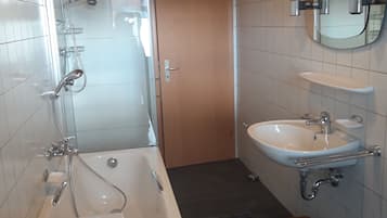 Secadora de cabello, toallas, jabón, papel de baño