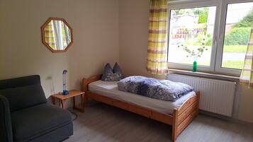 3 habitaciones, tabla de planchar con plancha, internet y ropa de cama