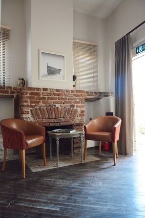 Deluxe-Zimmer, eingeschrÀnkter Meerblick | Wohnbereich