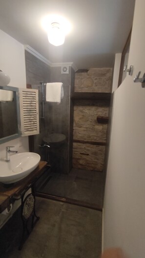 Chambre | Salle de bain | Douche, sèche-cheveux, serviettes fournies, savon