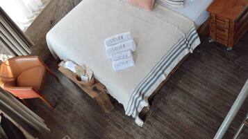 Habitación de diseñador, vista parcial al mar | Área de sala de estar | Televisión LED de 50 cm con canales vía satélite