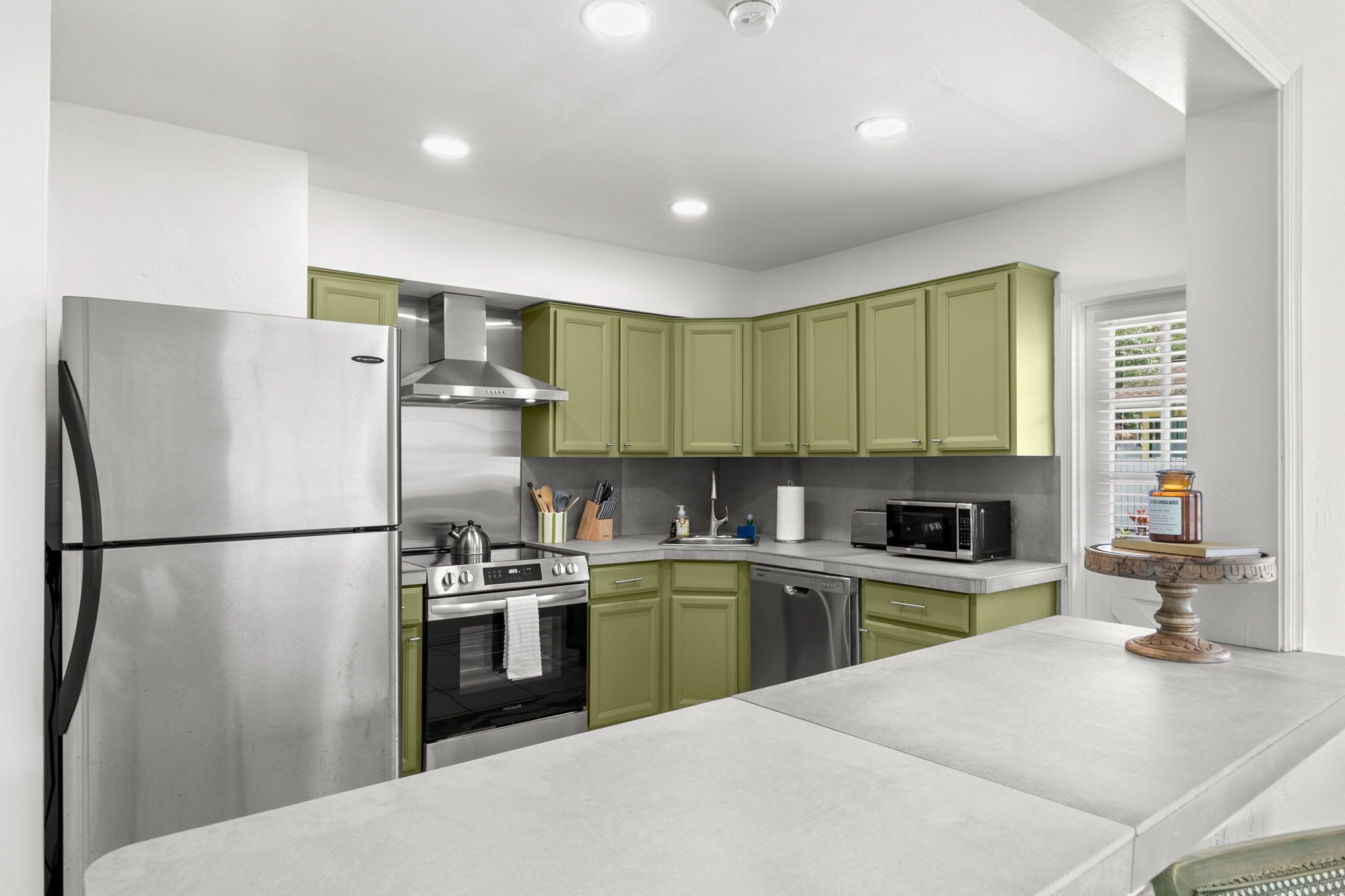 Coffee/tea maker, fridge, microwave, oven
