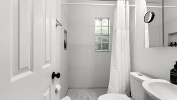 Dusche, Haartrockner, Handtücher