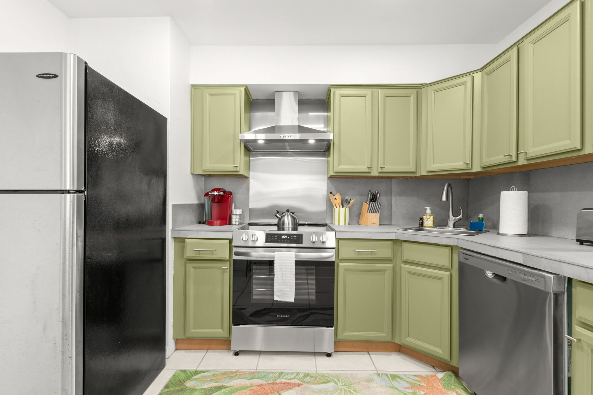 Cafetera y tetera, refrigerador, microondas y horno 