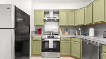 Cafetera y tetera, refrigerador, microondas y horno