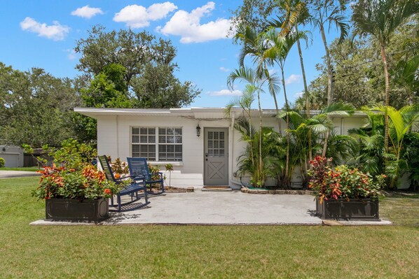 Exterior - NEW! Bayside Breeze - Charming Apt Near Bayshore (Tampa)