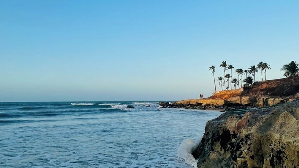 A beach with clear skies, waves, and palm trees. - House in Vila Lagoinha (Lagoinha)
