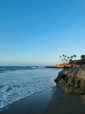 A beach with clear skies, waves, and palm trees. - House in Vila Lagoinha (Lagoinha)
