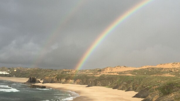 A beach with a double rainbow over the ocean. - Refúgio da Longueira (Longueira)