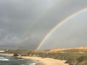A beach with a double rainbow over the ocean. - Refúgio da Longueira (Longueira)