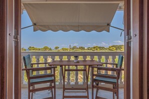 Outdoor dining - Deluxe Apartment with Balcony and Sea View 2 with Private Terrace, Wi-Fi and Air Conditioning (Vasilikos)