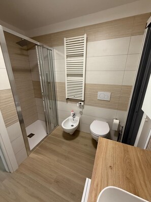 Douche, sèche-cheveux, bidet, serviettes fournies