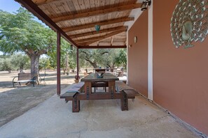 Outdoor dining - Apartment 'Rustic Two Bedroom 1' with Sea View, Wi-Fi and Air Conditioning (Vasilikos)