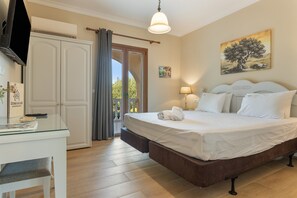 Een slaapkamer met een bed, een bureau, een televisie, een schilderij en uitzicht door een deur.