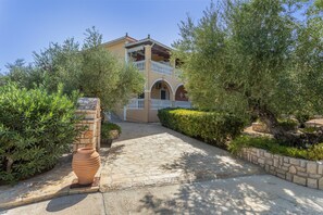 Exterior - Studio Apartment 'Standard  with Garden View 1' with Sea View, Wi-Fi and Air Conditioning (Vasilikos)