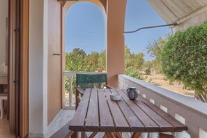 Outdoor dining - Studio Apartment 'Standard  with Garden View 1' with Sea View, Wi-Fi and Air Conditioning (Vasilikos)
