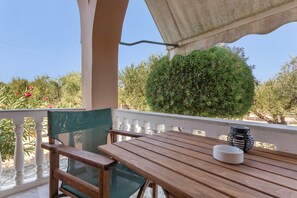 Outdoor dining - Studio Apartment 'Standard  with Garden View 1' with Sea View, Wi-Fi and Air Conditioning (Vasilikos)