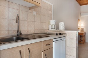 Fridge, stovetop, coffee/tea maker, electric kettle