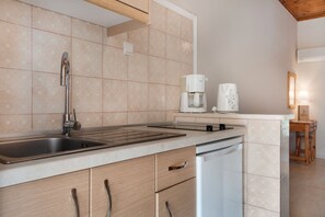 Kühlschrank, Herdplatte, Wasserkocher mit Kaffee-/Teezubehör