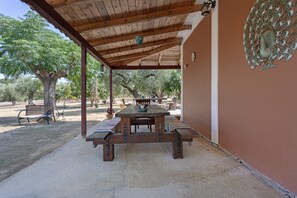 Outdoor dining - Studio Apartment 'Standard  with Sea View 4' with Shared Terrace, Wi-Fi and Air Conditioning (Vasilikos)