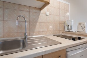 Fridge, stovetop, coffee/tea maker, electric kettle