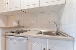 Réfrigérateur, plaque de cuisson, cafetière/bouilloire