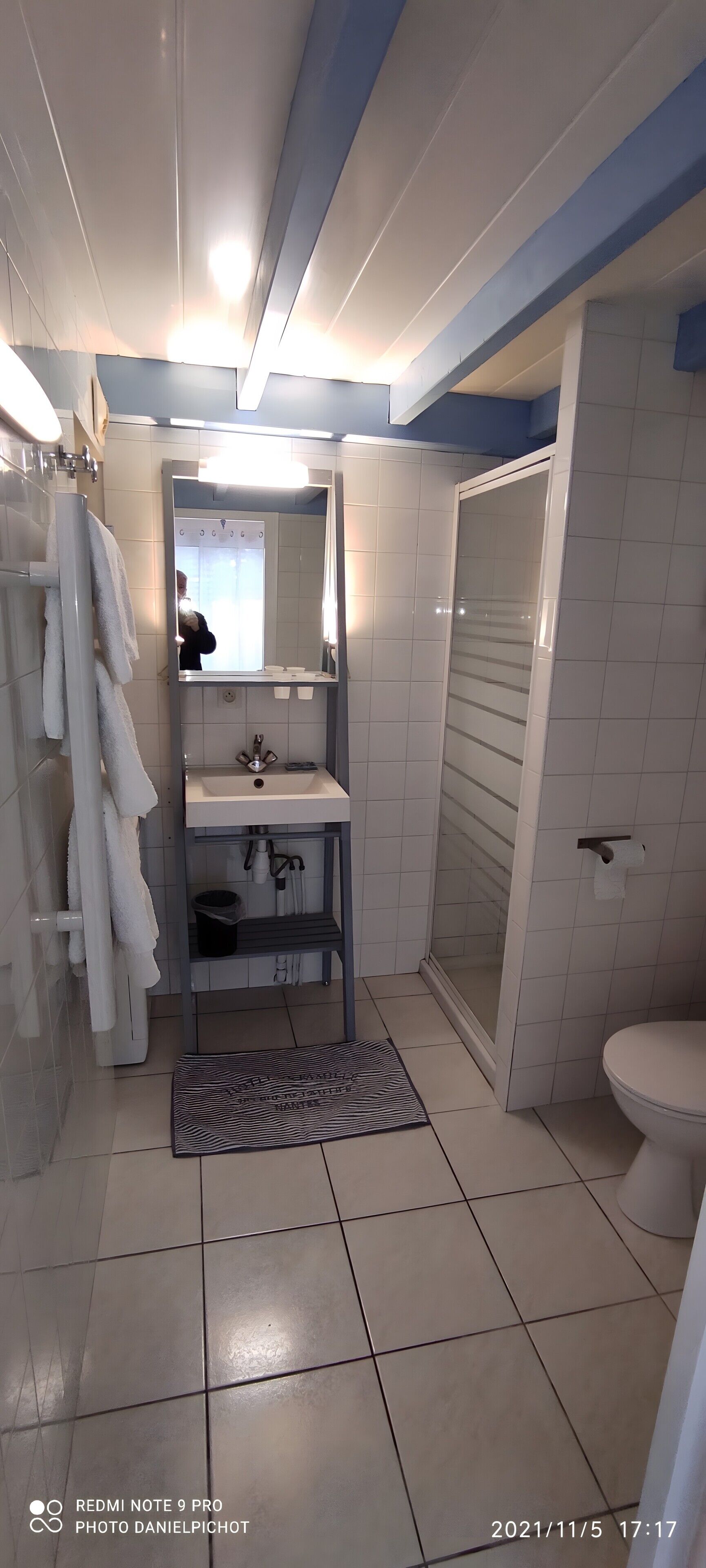 Douche, sèche-cheveux, serviettes fournies