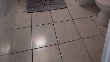 Douche, sèche-cheveux, serviettes fournies